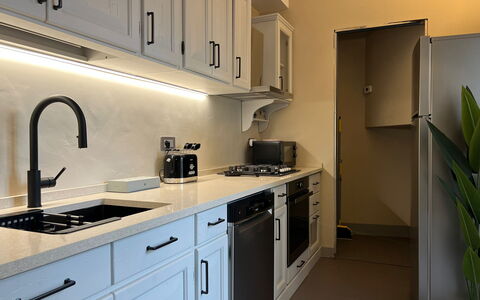 Via Roma 39: Køkken, Køkken Apparat, Countertop, Større Bandage, Cabinetry, Indretning, Komfur, Køkkenvask, Komfur, Loft