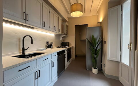 Via Roma 39: Køkken, Countertop, Køkken Apparat, Cabinetry, Indretning, Større Bandage, Møbel, Gulvbelægning, Træ, Komfur