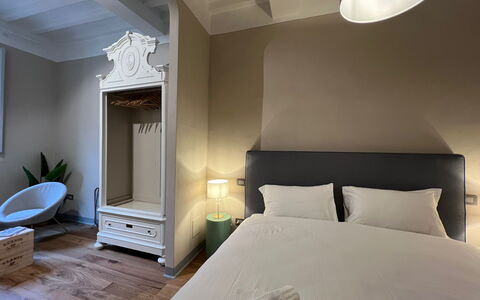 Via Roma 39: Indretning, Møbel, Etage, Gulvbelægning, Soveværelse, Træ, Seng, Værelse, Loft, Belysning