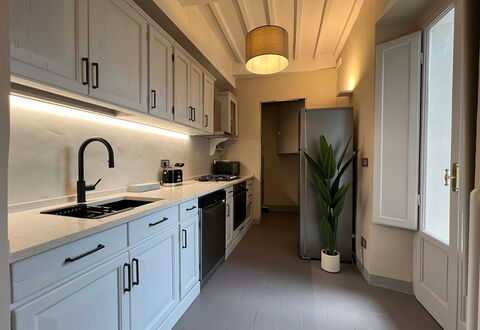 Via Roma 39: Køkken, Countertop, Køkken Apparat, Cabinetry, Indretning, Større Bandage, Møbel, Gulvbelægning, Træ, Komfur