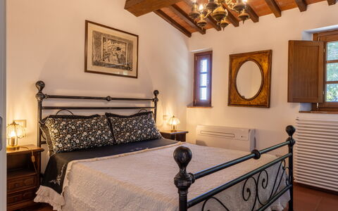 Tenuta i Mandorli, Pool, Wifi, Peccioli: Møbel, Seng, Soveværelse, Gulvbelægning, Træ, Indretning, Etage, Sengetøj, Sengetøj, Loft