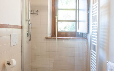 Tenuta i Mandorli, Pool, Wifi, Peccioli: Væg, Gulvbelægning, Sanitærarmatur, Badeværelse, Etage, Indretning, Dør, Vvs, Hjem, Værelse