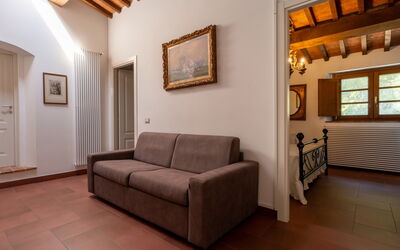 Appartamento Tuscia: Møbel, Indretning, Gulvbelægning, Væg, Træ, Etage, Loft, Couch, Værelse, Stue