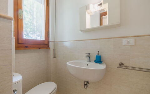 La Sirenetta: Badeværelse, Badeværelsesvask, Gulvbelægning, Sanitærarmatur, Etage, Håndvask, Toilet, Indretning, Toiletbræt, Tap