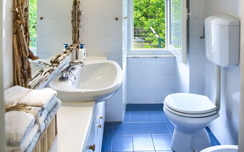 Corso Roma 15 Vacanze - Levanto: Badeværelse, Toiletbræt, Sanitærarmatur, Toilet, Badeværelsesvask, Håndvask, Gulvbelægning, Tap, Indretning, Etage