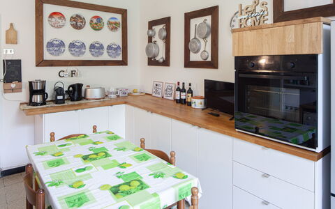 Corso Roma 15 Vacanze - Levanto: Køkken Apparat, Køkken, Countertop, Større Bandage, Indretning, Møbel, Træ, Cabinetry, Gulvbelægning, Lille Apparat