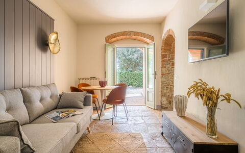 Passignano: Møbel, Væg, Indretning, Gulvbelægning, Couch, Etage, Belysning, Stue, Bord, Værelse