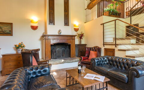 Antica Villa Della Lana: Møbel, Indretning, Træ, Gulvbelægning, Loft, Belysning, Etage, Værelse, Couch, Stue