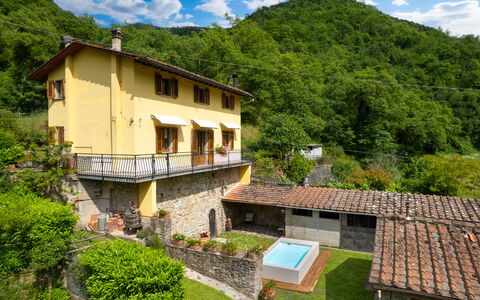 Villa Fornaci: Sommerhus, Landdistrikt, Dal, Hill Station, Bjergkæde, Landsby, Eco Hotel, Stuehus, Svømmepøl, Bjerglandsby