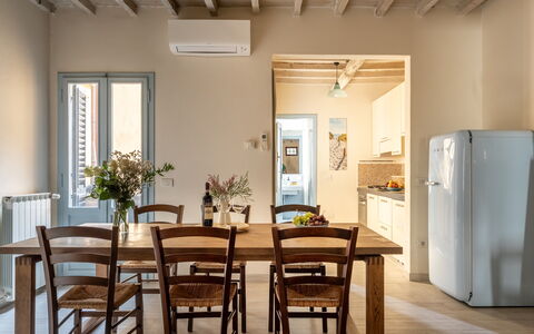 San Cristofano Blu Apartment Santa Croce, Florence: Møbel, Gulvbelægning, Indretning, Træ, Etage, Bord, Køkken & Spisebord, Stol, Loft, Spisestue