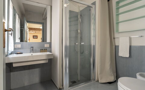 San Cristofano Blu Apartment Santa Croce, Florence: Badeværelse, Sanitærarmatur, Indretning, Gulvbelægning, Etage, Håndvask, Badeværelsesvask, Tap, Værelse, Vvs