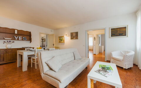 Lido Versilia: Møbel, Indretning, Gulvbelægning, Couch, Etage, Værelse, Lejlighed, Stue, Bord, Hjem