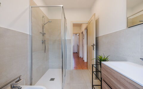 Lido Versilia: Gulvbelægning, Etage, Indretning, Loft, Sanitærarmatur, Badeværelse, Hjem, Værelse, Dør, Flise