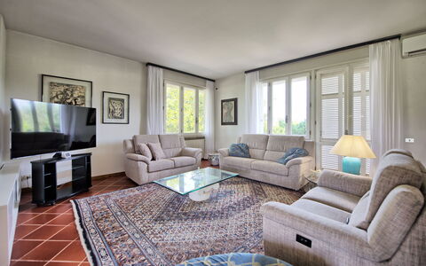 Villa Adriana: Møbel, Couch, Indretning, Gulvbelægning, Etage, Stue, Værelse, Loft, Hjem