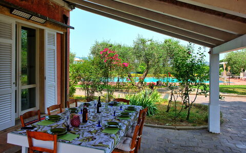 Villa Adriana: Møbel, Bord, Stol, Udendørs Møbler, Køkken & Spisebord, Udendørs Bord, Have, Skygge, Backyard, Gård