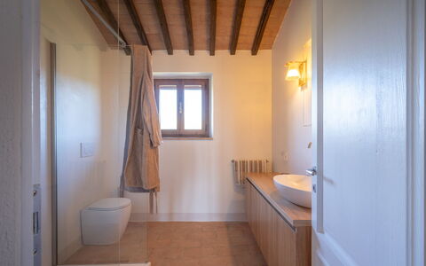 Casale Sunset: Væg, Gulvbelægning, Sanitærarmatur, Etage, Træ, Badeværelse, Indretning, Loft, Arkitektur, Tap