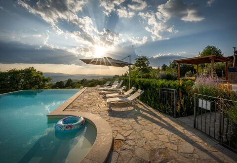 Casale Sunset: Svømmepøl, Landskab, Sollys, Eco Hotel, Udvej, Udendørs Møbler, Fritid, Landscaping, Aften, Paraply