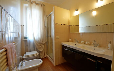 Uno Sguardo sul Mare: Badeværelse, Sanitærarmatur, Badeværelsesvask, Gulvbelægning, Indretning, Håndvask, Etage, Tap, Vvs, Belysning