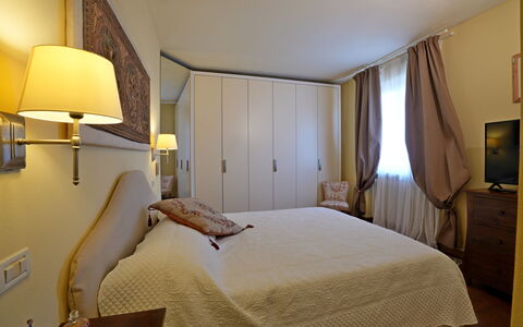 Uno Sguardo sul Mare: Møbel, Seng, Indretning, Soveværelse, Træ, Sengetøj, Sengetøj, Etage, Gulvbelægning, Værelse