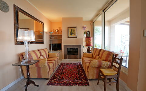 Uno Sguardo sul Mare: Møbel, Indretning, Couch, Gulvbelægning, Etage, Stue, Træ, Værelse, Loft, Bord