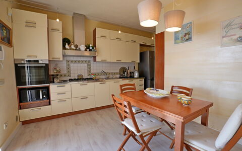 Uno Sguardo sul Mare: Møbel, Gulvbelægning, Indretning, Køkken Apparat, Etage, Træ, Køkken, Større Bandage, Countertop, Cabinetry