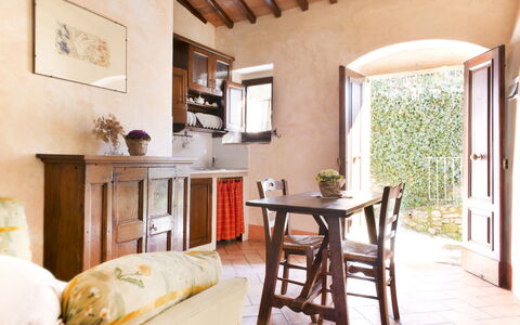 Il Canto Del Maggio: Møbel, Træ, Indretning, Bord, Gulvbelægning, Stol, Køkken & Spisebord, Værelse, Spisestue, Stueplante