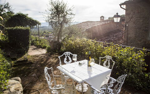 Il Canto Del Maggio: Møbel, Stol, Udendørs Møbler, Hacienda, Stueplante, Gårdsplads, Gård, Udendørs Bord, Backyard, Altan