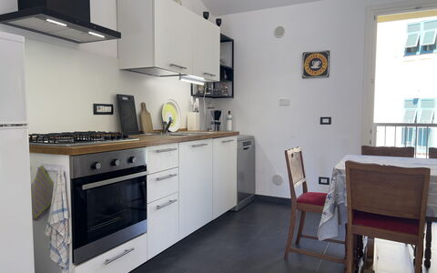 Anne-britt Home: Køkken Apparat, Køkken, Møbel, Countertop, Større Bandage, Gulvbelægning, Indretning, Cabinetry, Træ, Etage