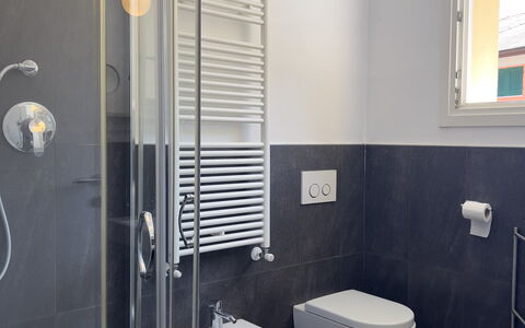 Anne-britt Home: Sanitærarmatur, Badeværelse, Gulvbelægning, Toiletbræt, Toilet, Indretning, Etage, Vvs, Håndvask, Tap