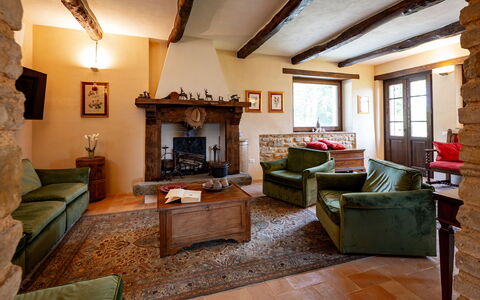 Casale Isidoro: Møbel, Indretning, Væg, Couch, Træ, Gulvbelægning, Stue, Værelse, Billedramme, Bord