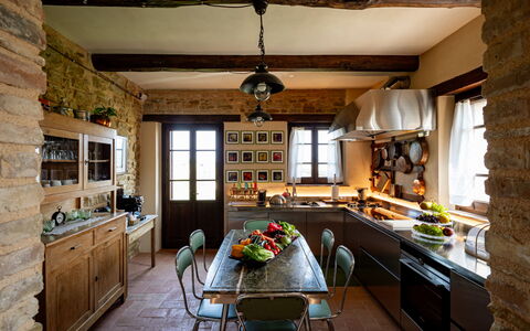 Casale Isidoro: Møbel, Indretning, Køkken, Gulvbelægning, Stol, Træ, Bord, Loft, Lysarmatur, Køkken & Spisebord