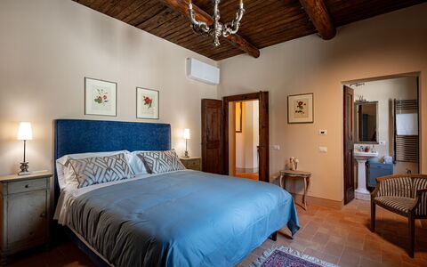 Casale Isidoro: Møbel, Seng, Soveværelse, Indretning, Væg, Sengetøj, Sengetøj, Gulvbelægning, Etage, Træ