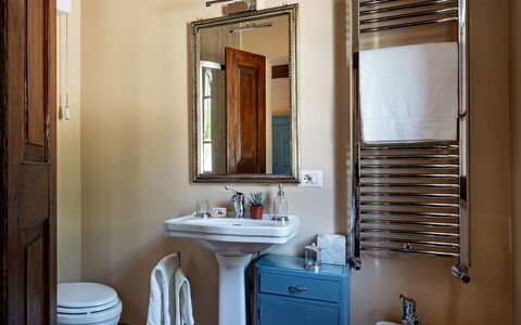 Casale Isidoro: Væg, Indretning, Sanitærarmatur, Gulvbelægning, Etage, Badeværelsesvask, Badeværelse, Belysning, Møbel, Loft