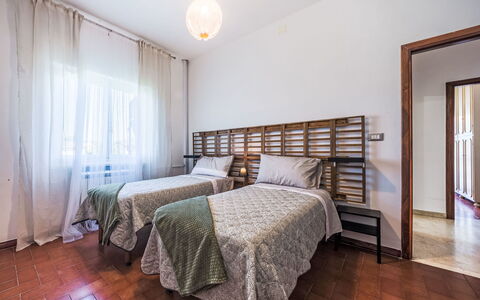Celeste: Seng, Indretning, Gulvbelægning, Etage, Soveværelse, Træ, Sengetøj, Møbel, Sengetøj, Loft
