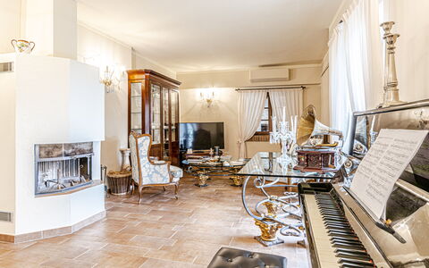 Villa Anna: Indretning, Møbel, Gulvbelægning, Etage, Loft, Belysning, Værelse, Stue, Couch, Stol