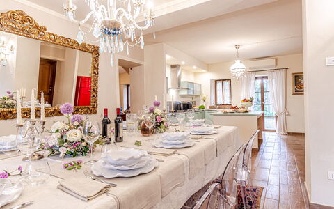 Villa Anna: Møbel, Indretning, Bord, Loft, Spisestue, Stol, Textile, Gulvbelægning, Værelse, Køkken & Spisebord