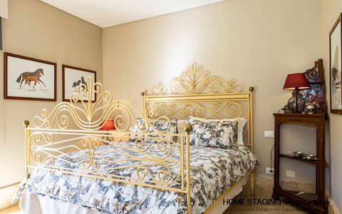 Villa Airone Tegoni, Pool, Radicondoli: Møbel, Indretning, Seng, Soveværelse, Væg, Sengetøj, Sengetøj, Etage, Gulvbelægning, Sengetøj