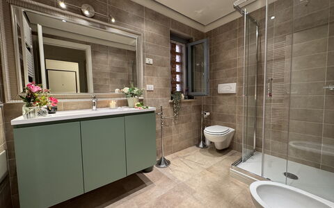 Ai Cantici: Sanitærarmatur, Indretning, Gulvbelægning, Håndvask, Etage, Badeværelse, Tap, Badeværelsesvask, Badeværelsesskab, Loft