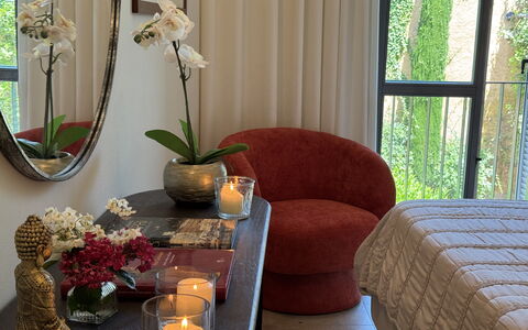 Ai Cantici: Møbel, Indretning, Væg, Værelse, Belysning, Hjem, Textile, Billedramme, Throw Pillow, Etage