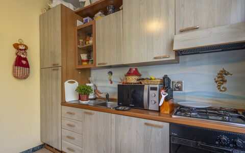 Attico Marino: Træ, Køkken Apparat, Køkken, Større Bandage, Indretning, Countertop, Cabinetry, Gulvbelægning, Værelse, Møbel