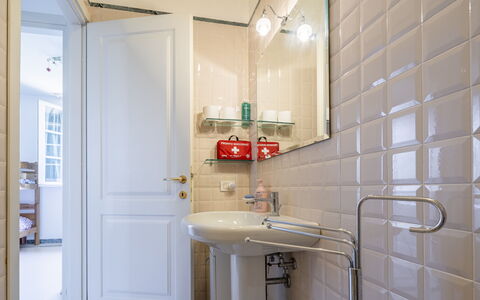 Attico Marino: Væg, Indretning, Badeværelse, Sanitærarmatur, Gulvbelægning, Etage, Vvs, Badeværelsesvask, Tap, Flise