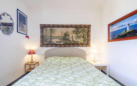 Attico Marino: Seng, Møbel, Soveværelse, Indretning, Væg, Etage, Sengetøj, Sengetøj, Gulvbelægning, Træ