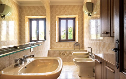 Casa La Cedrina, Pool, Lornano: Sanitærarmatur, Badeværelsesvask, Indretning, Håndvask, Badeværelse, Gulvbelægning, Etage, Tap, Vvs, Belysning