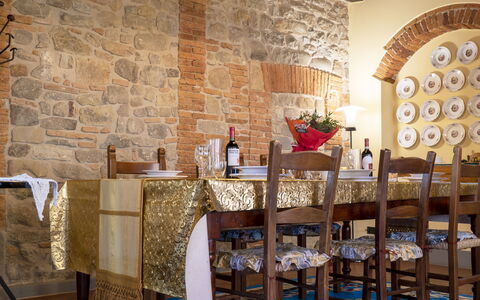 Country Historical House Lucca: Møbel, Indretning, Træ, Bord, Stol, Spisestue, Loft, Gulvbelægning, Køkken & Spisebord, Belysning