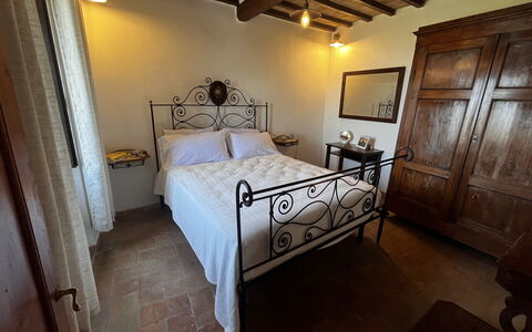 Appartamento Del Mercato: Væg, Gulvbelægning, Møbel, Etage, Soveværelse, Værelse, Seng, Bed Frame, Billedramme, Hårdttræ