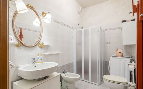 Casa Gioia In Lucca: Indretning, Gulvbelægning, Etage, Værelse, Sanitærarmatur, Loft, Møbel, Belysning, Badeværelse, Hjem