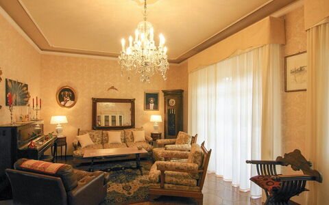 Butterfly Apartment In Lucca: Møbel, Indretning, Væg, Gulvbelægning, Etage, Couch, Loft, Værelse, Stue, Lysarmatur