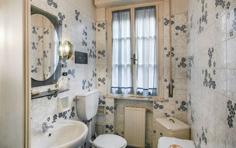 Butterfly Apartment In Lucca: Gulvbelægning, Etage, Indretning, Dør, Sanitærarmatur, Flise, Værelse, Badeværelse, Vvs