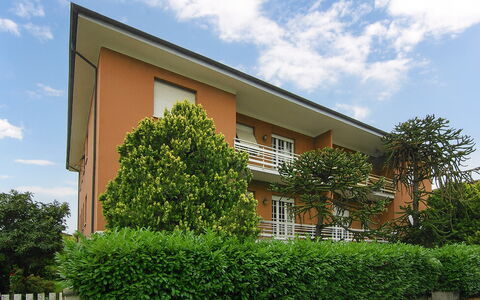 Butterfly Apartment In Lucca: Busk, Boligområde, Hæk, Have, Estate, Lawn, Gård, Skygge, Landscaping, Hacienda