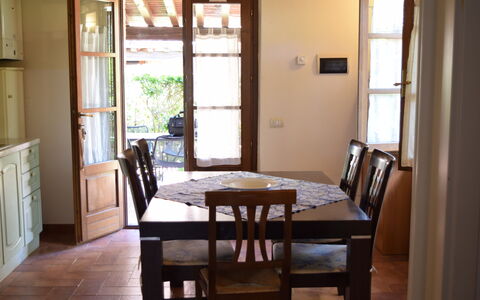 Oasi Della Pergola: Møbel, Gulvbelægning, Spisestue, Stol, Etage, Træ, Bord, Indretning, Køkken & Spisebord, Belysning